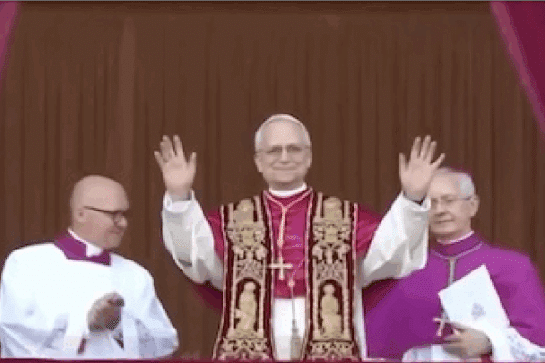 Le nouveau pape Leon XIV qui fait signe au balcon