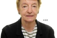 Photo d'identité de Nina Bachkatov devant un fond blanc