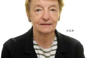 Photo d'identité de Nina Bachkatov devant un fond blanc