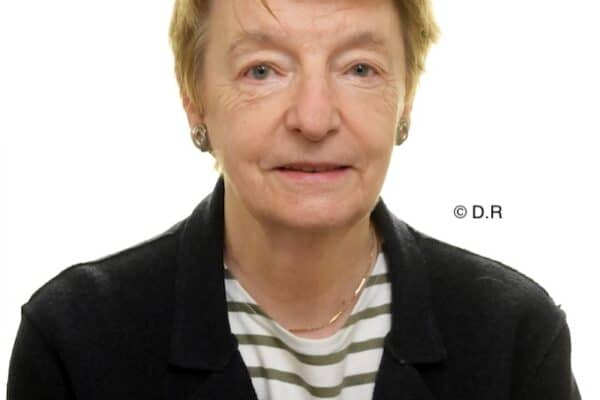 Photo d'identité de Nina Bachkatov devant un fond blanc