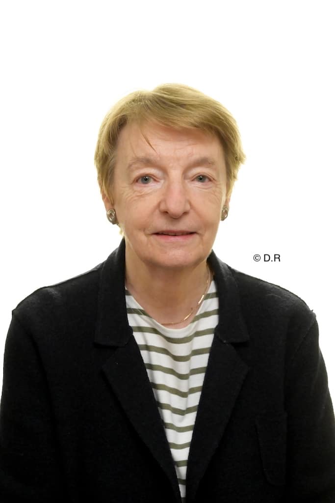 Photo d'identité de Nina Bachkatov devant un fond blanc