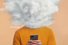 Illustration d'une personne tenant un smartphone dans les mains et dont la tête a disparu pour être remplacée par un nuage de fumée