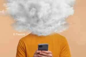 Illustration d'une personne tenant un smartphone dans les mains et dont la tête a disparu pour être remplacée par un nuage de fumée