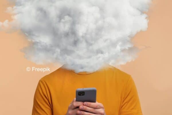 Illustration d'une personne tenant un smartphone dans les mains et dont la tête a disparu pour être remplacée par un nuage de fumée