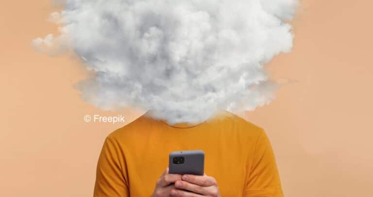 Illustration d'une personne tenant un smartphone dans les mains et dont la tête a disparu pour être remplacée par un nuage de fumée