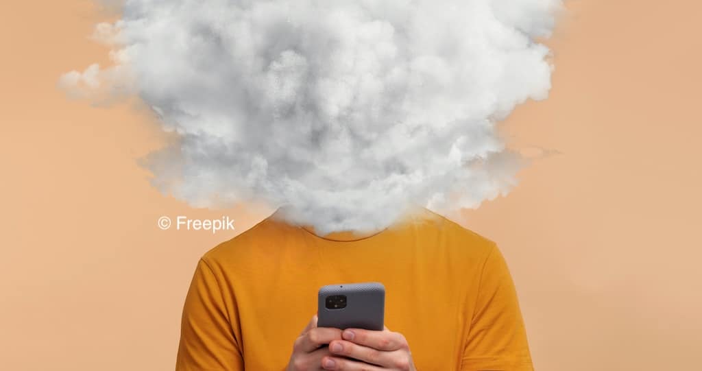 Illustration d'une personne tenant un smartphone dans les mains et dont la tête a disparu pour être remplacée par un nuage de fumée