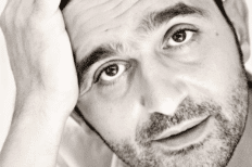 Portrait en noir et blanc du visage de Laurent Capelluto
