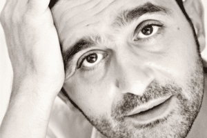 Portrait en noir et blanc du visage de Laurent Capelluto