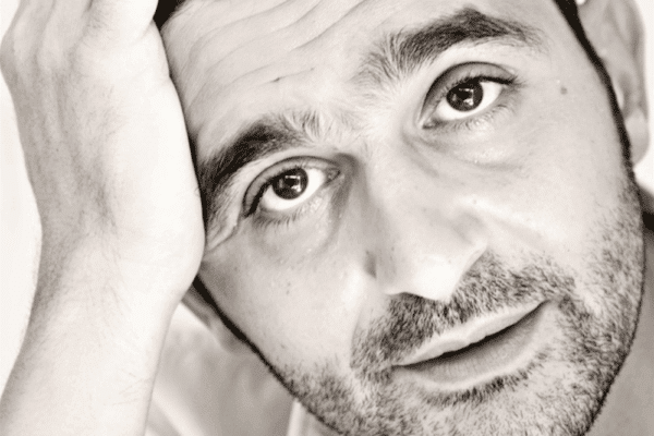 Portrait en noir et blanc du visage de Laurent Capelluto