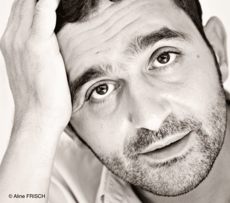 Portrait en noir et blanc du visage de Laurent Capelluto
