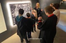 Des enfants qui regardent le tableau d'une exposition sur les "sept péchés capitaux"