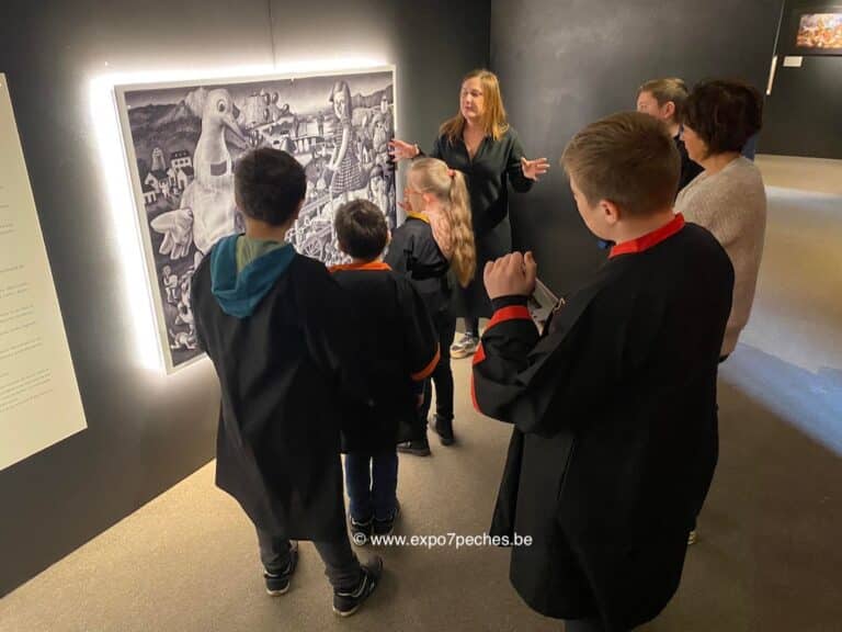 Des enfants qui regardent le tableau d'une exposition sur les "sept péchés capitaux"