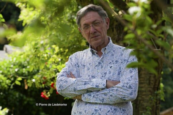 Gabriel Ringlet les bras croisés, debout devant des arbres