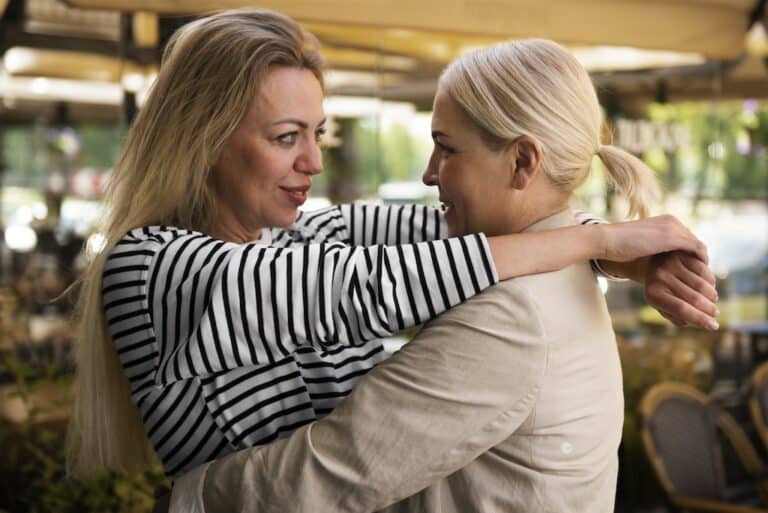 Deux femmes s'enlaçant