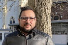 Portrait d'Hicham devant un arbre