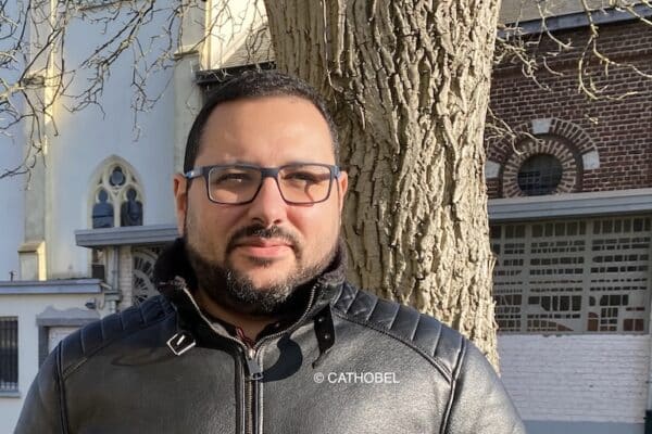 Portrait d'Hicham devant un arbre