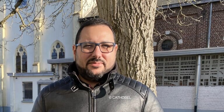 Portrait d'Hicham devant un arbre