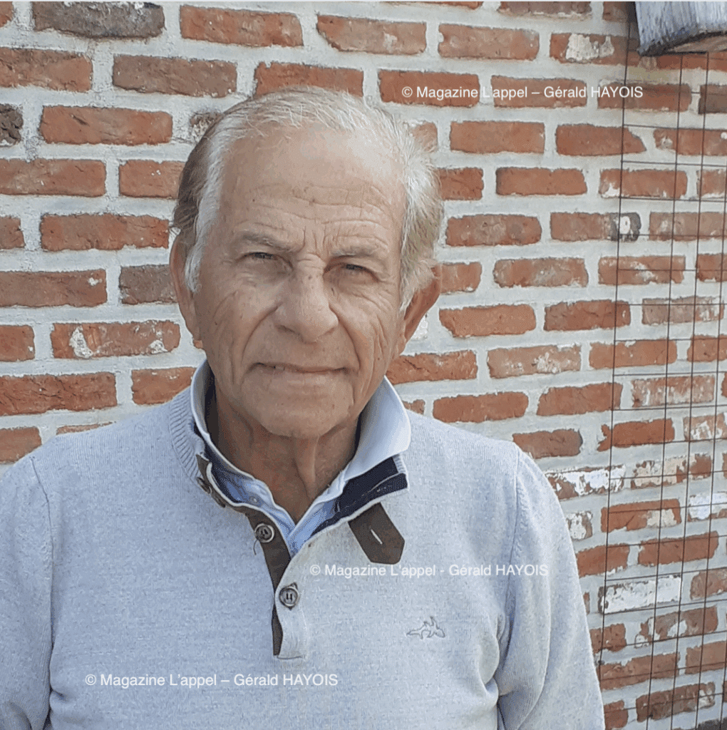 portrait de bichara khader devant un mur en briques