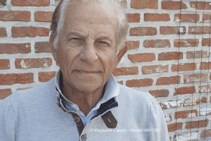 portrait de bichara khader devant un mur en briques