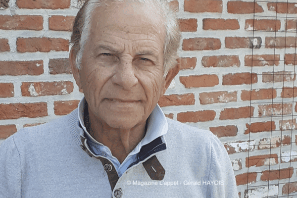 portrait de bichara khader devant un mur en briques