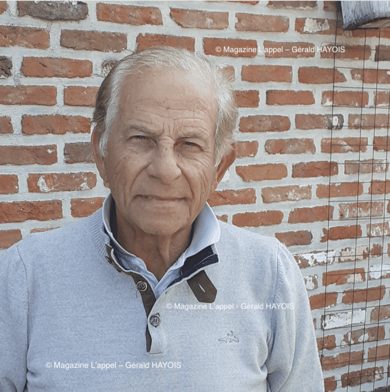 portrait de bichara khader devant un mur en briques