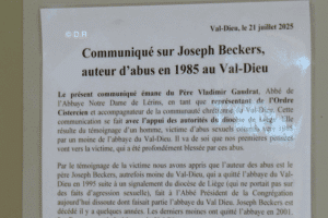 Photographie de l'annonce écrite de l'église qui cherche les anciennes victimes d'un moine