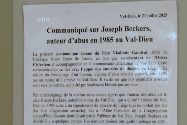 Photographie de l'annonce écrite de l'église qui cherche les anciennes victimes d'un moine
