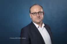 Johann Chapoulot devant un fond bleu foncé