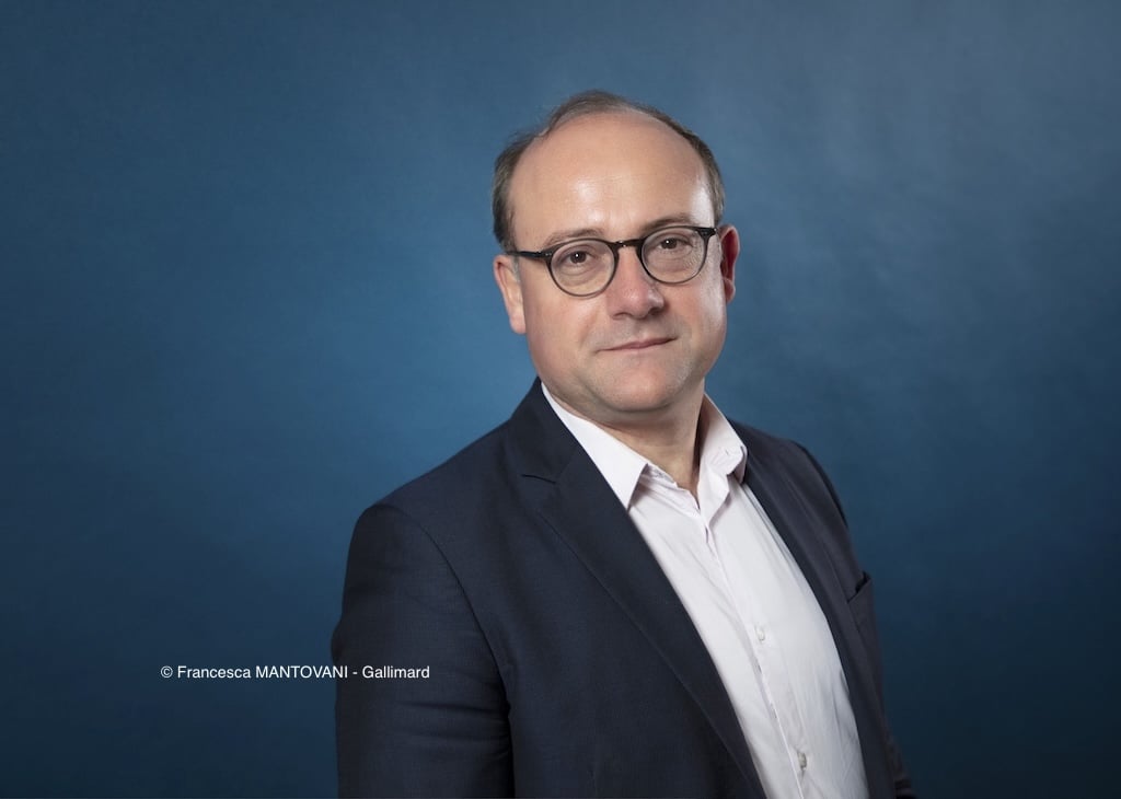 Johann Chapoulot devant un fond bleu foncé