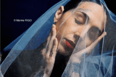 Mel Moya avec un voile bleu sur le visage