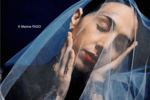 Mel Moya avec un voile bleu sur le visage