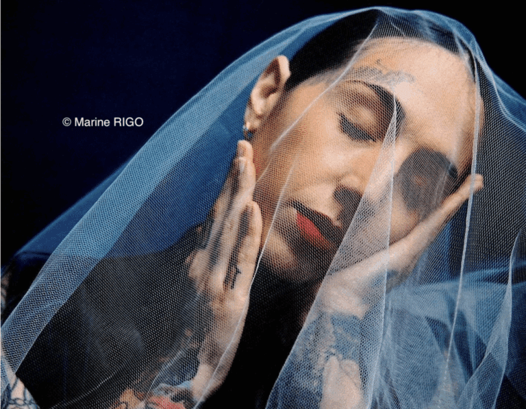 Mel Moya avec un voile bleu sur le visage