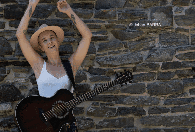 Maya Nashoba avec une guitare autour d'elle