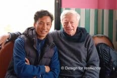 Un étudiant et une personne âgée prenant une photo ensemble sur un canapé