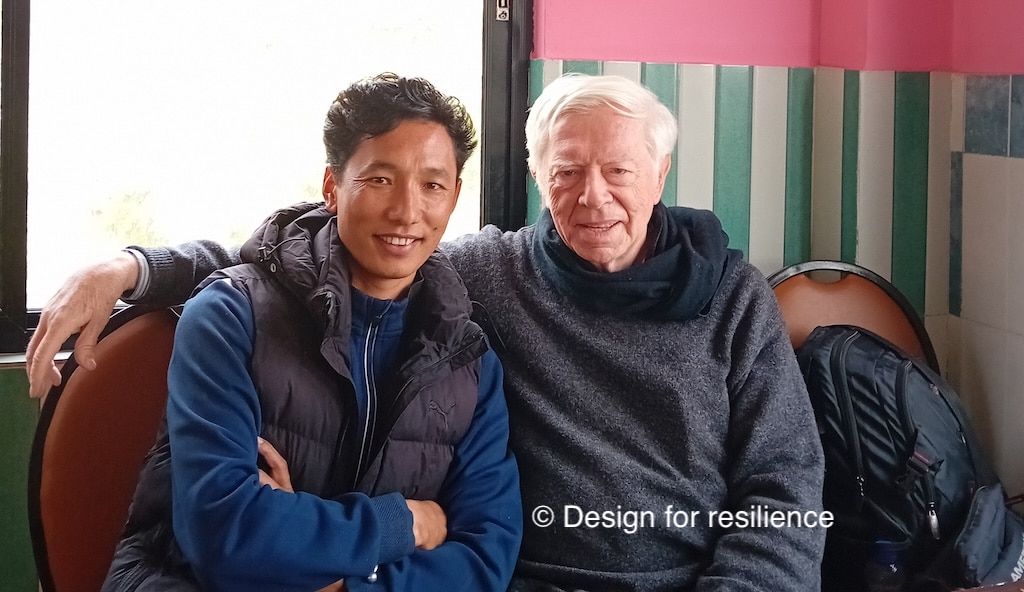 Un étudiant et une personne âgée prenant une photo ensemble sur un canapé