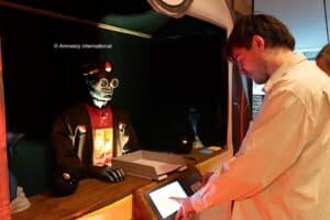 Un homme devant un robot