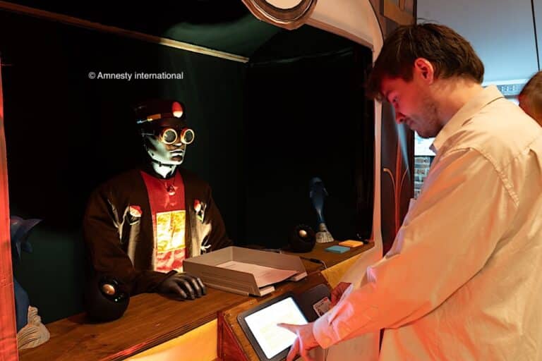 Un homme devant un robot