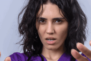 Une soignante met les mains devant elle comme pour se protéger