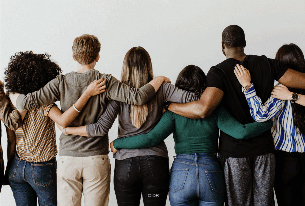 Vue arrière de personnes s'enlaçant