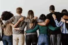 Vue arrière de personnes s'enlaçant