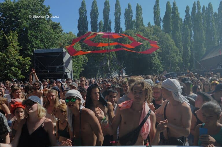 Image d'une foule de personnes au festival Esperanzah!