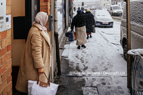 Une rue enneigée avec des silhouettes de personnes