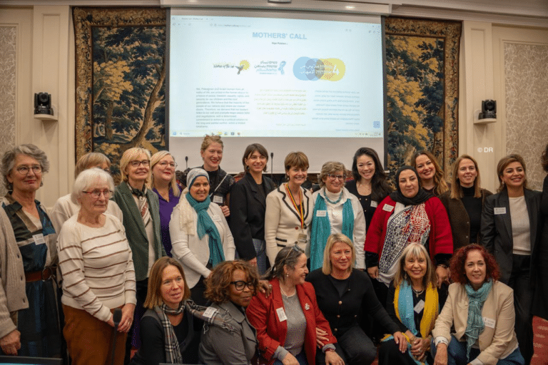 De nombreuses personnes réunies devant un grand écran blanc