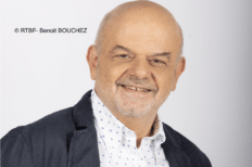 Photo de Eddy Caekelberghs devant un fond blanc