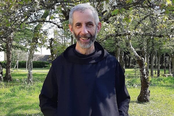 Photo de Francois Cassingena Trevedy dans un parc avec des arbres derrière.