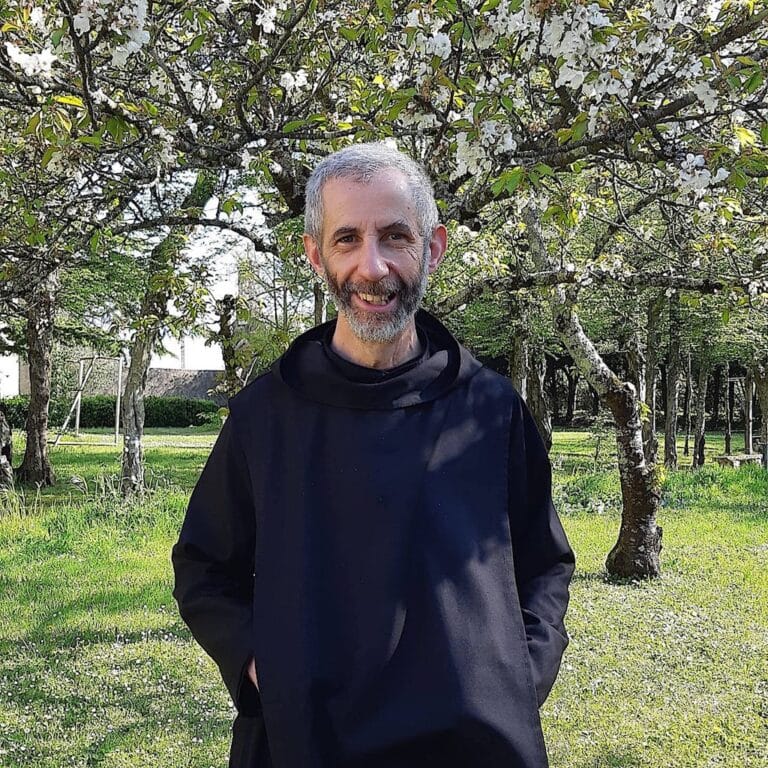 Photo de Francois Cassingena Trevedy dans un parc avec des arbres derrière.