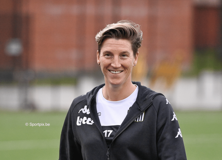 Photo d'Aline Zeler sur un terrain