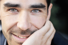 Gros plan sur le visage d'Anthony Berthou