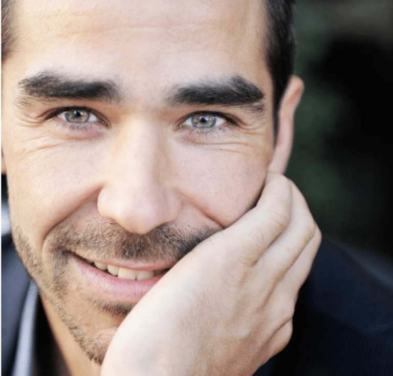 Gros plan sur le visage d'Anthony Berthou
