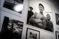 Plusieurs photographies accrochées à un mur.